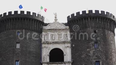 意大利那不勒斯-卡斯特尔诺沃的正面与凯旋门和门楼。